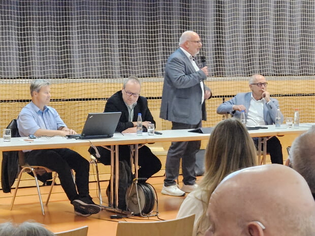 v.l.n.r. M. Klein, T. Kiwitt (Verband Region Stuttgart), BM R. Sch&auml;uffele, T. Kn&ouml;dler (WEBW)