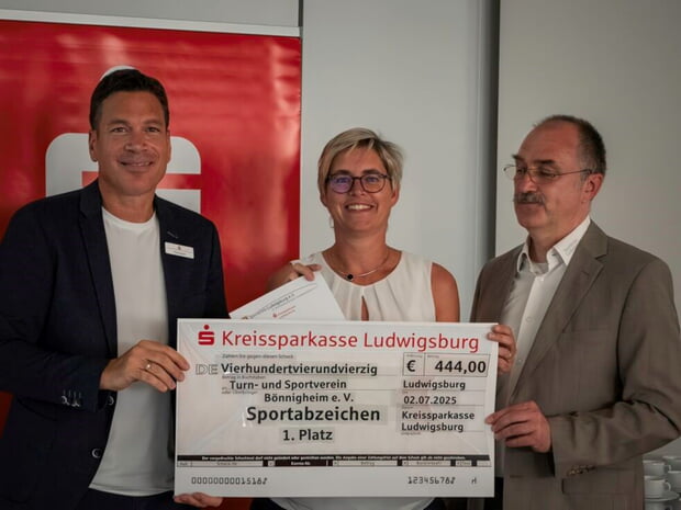Martina Kreß durfte den Siegerscheck für die meisten abgelegten Sportabzeichen entgegennehmen.