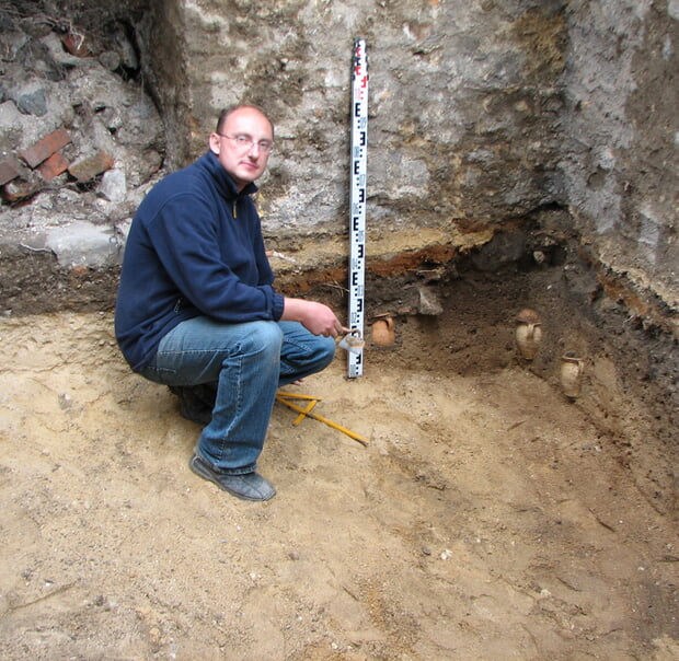Der Arch&auml;ologe Grzegorz Jaworski beim Ausgraben von Nachgeburtst&ouml;pfen in Lauban. Wie in B&ouml;nnigheim sind auch hier die T&ouml;pfe am Kellerrand eingegraben
