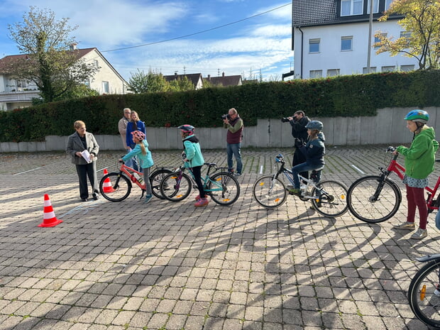 Ministerin Nicole Razavi beim Fahrradparcour mit den Schülerinnen und Schüler der Ganerbenschule