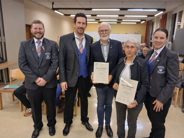 Die Vorst&auml;nde mit den neu ernannten Ehrenmitgliedern Norbert Kiefer und B&auml;rbel Keller