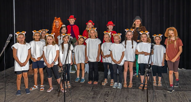 Vordere Reihe von links: Selina Leopold, Leona K&ouml;llner, Mona Scherb, Nicole Federlein, Alexianne King, Therese Blavustyak, Greta Galiebe, Liv Lavato, Sophie Alber, Emilia Fitz, Annika B&auml;uerle, Pauline King.Hintere Reihe von linkls: Emma Nollenberger, Viktoria Yeneva, Alissa King, Helena Br&ouml;llos, Lena Mi&szlig;bach, Anna Ziegler, Adelia Loskan.