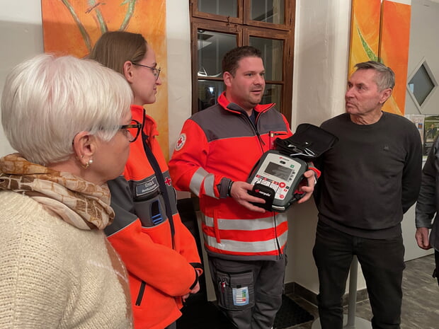 Bereitschaftsleiter Jens Kübler erklärt den AED (Defibrillator)