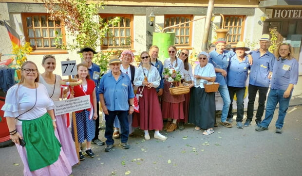 Die engagierten Mitglieder der Historischen Gesellschaft B&ouml;nnigheim mit ihrem Festwagen beim Festumzug des Cannstatter Volksfestes.