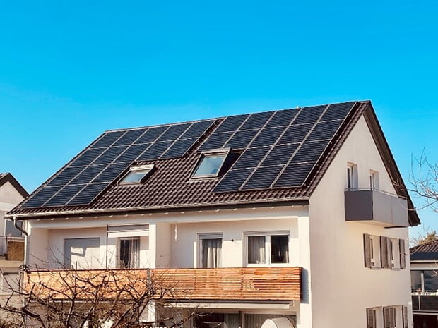 Saniertes Mehrfamilienhaus und Photovoltaik auf dem Dach