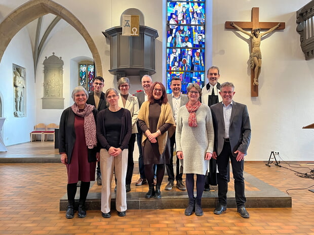 Von links: Beate Schoor, Robin Weichert, Eva Lieberherr, Sabine Lieberherr, Klaus Potrafke, Judith Hennig, Matthias Müller-Gutjahr, Elke Schwarzkopf (Laienvorsitzende), Pfarrer Achim Binder, Hans-Jörg Neuner