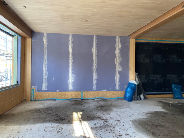 Die Holzdecke in der künftigen Mensa ist schon fertig